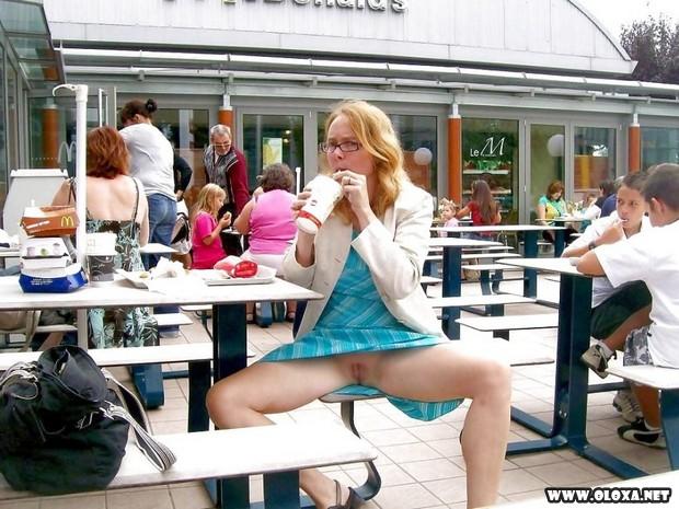 mulheres se exibindo em restaurante 17