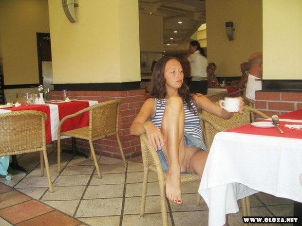 mulheres se exibindo em restaurante 21