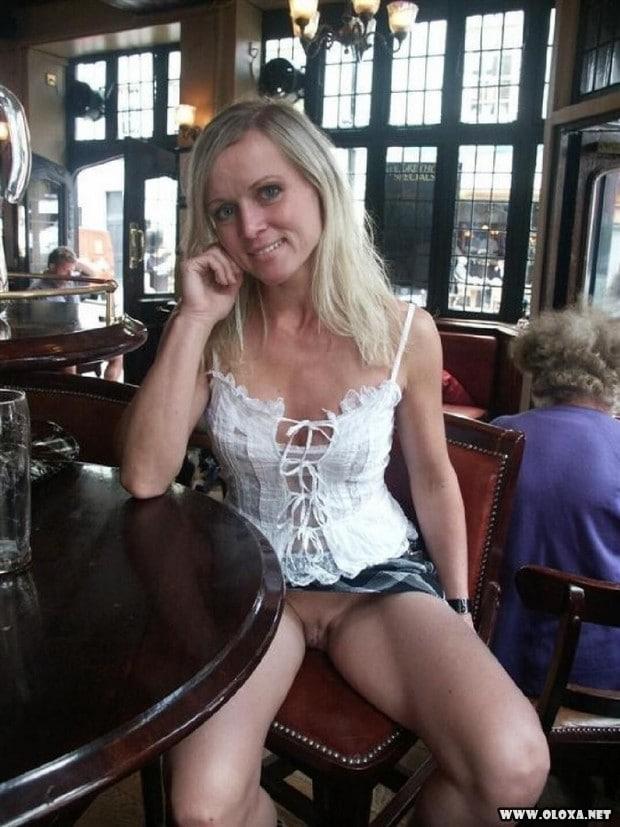 mulheres se exibindo em restaurante 5