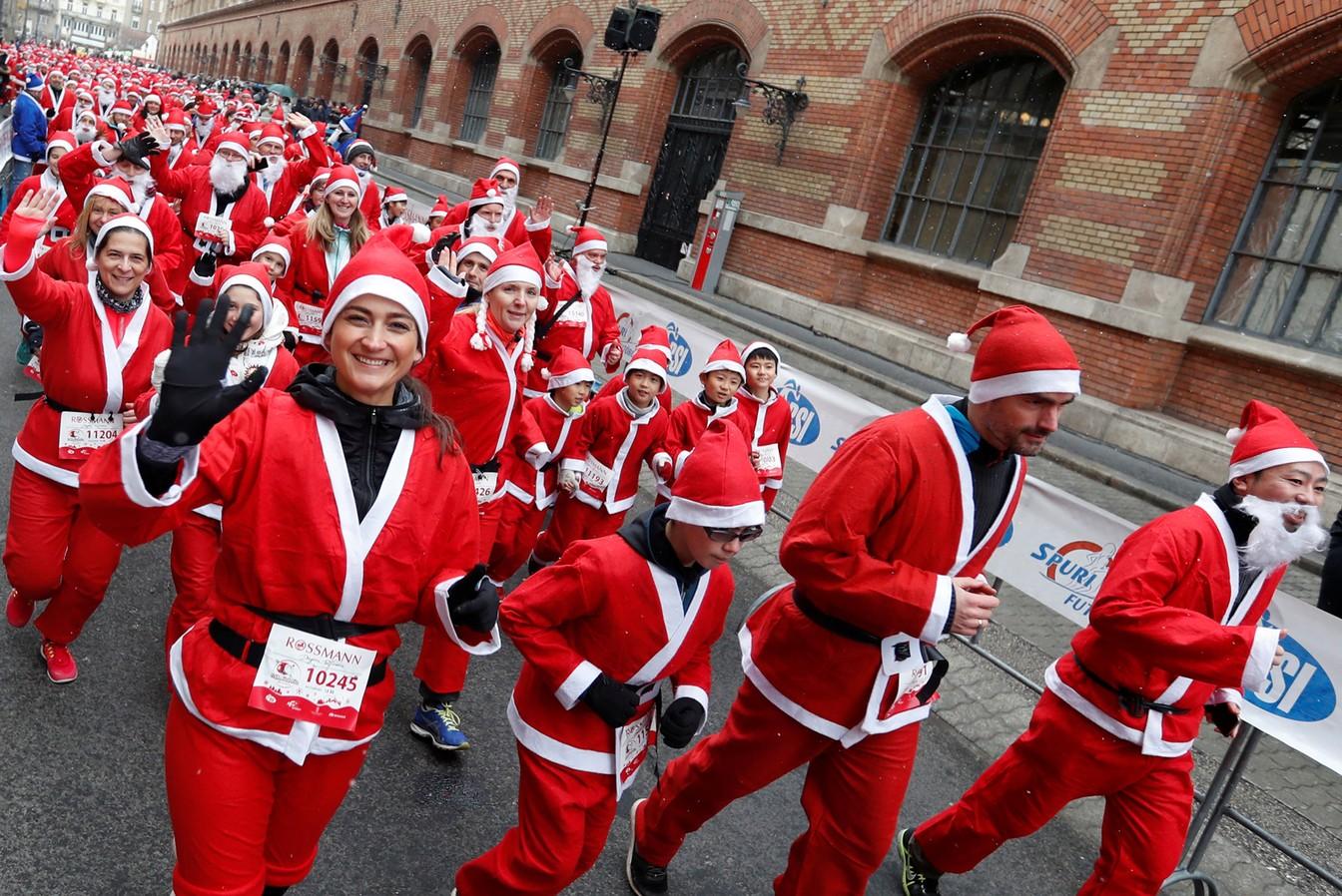 Para celebrar o natal, la na Hungria fizeram a corrida de Papais Noéis 17 noticias doidas papai noel1