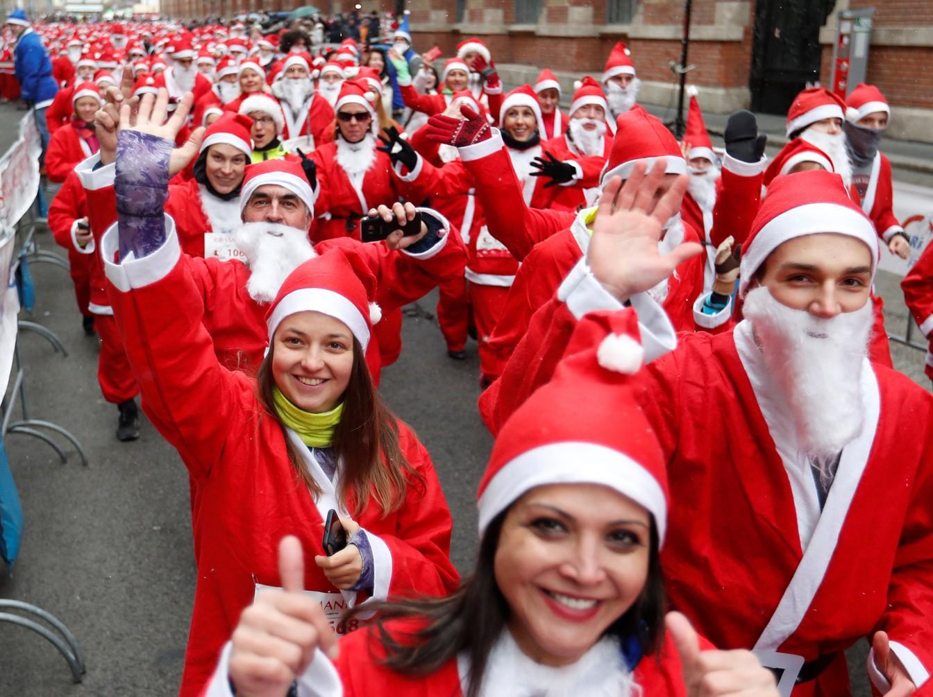 Para celebrar o natal, la na Hungria fizeram a corrida de Papais Noéis 15 noticias doidas papai noel3
