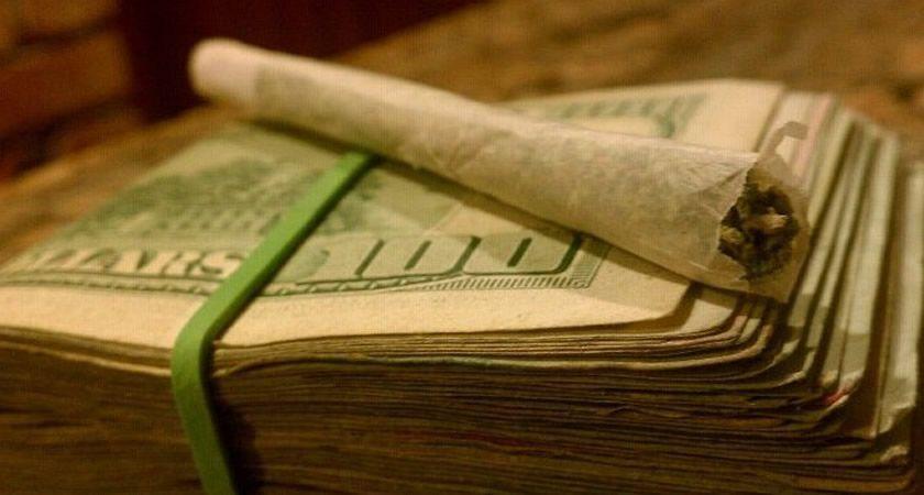 Mulher liga para a polícia para reclamar do preço da maconha 13 noticiasdoidas maconha