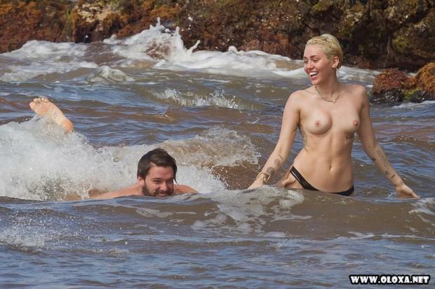 Miley Cyrus Faz Topless no Havaí e Mostra Que Seio Não é Crime 15 os preciosos peitos de miley cyrus (2)