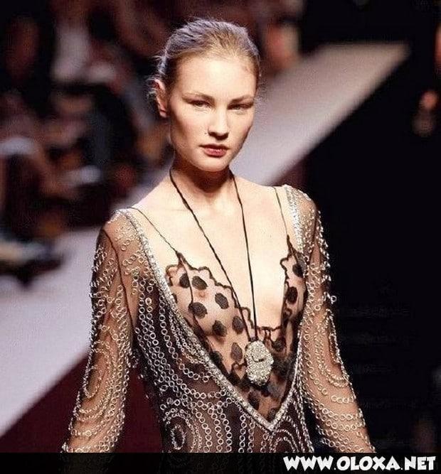 passarela lugar perfeito para mostrar os peitos 10