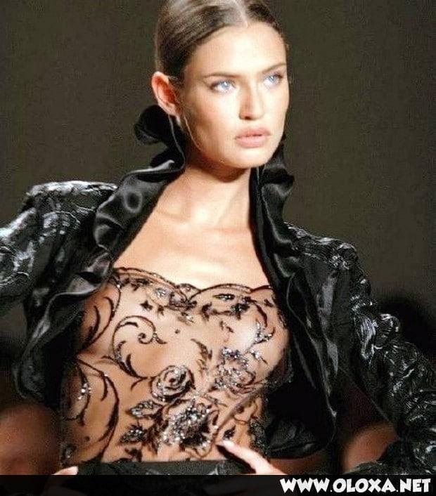 passarela lugar perfeito para mostrar os peitos 17