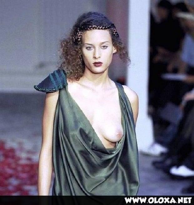 passarela lugar perfeito para mostrar os peitos 20