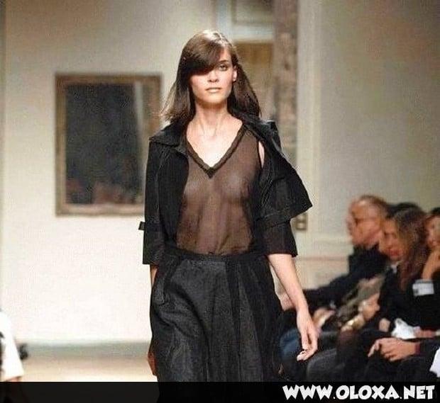 passarela lugar perfeito para mostrar os peitos 21