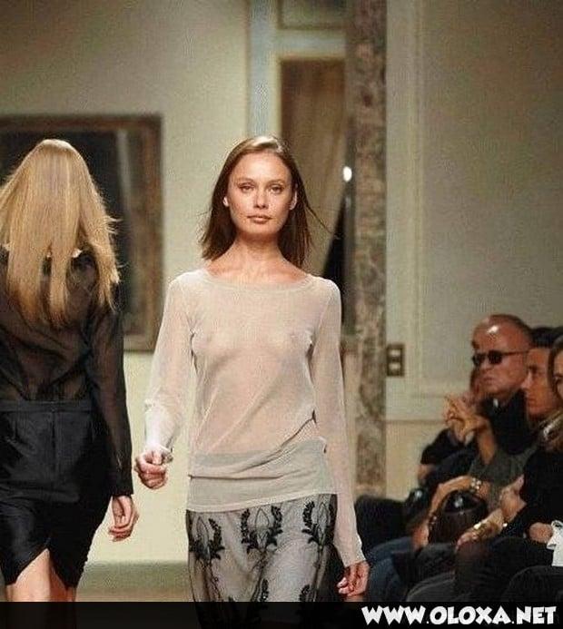 passarela lugar perfeito para mostrar os peitos 22