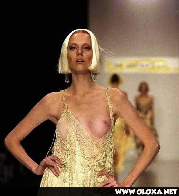 passarela lugar perfeito para mostrar os peitos 24