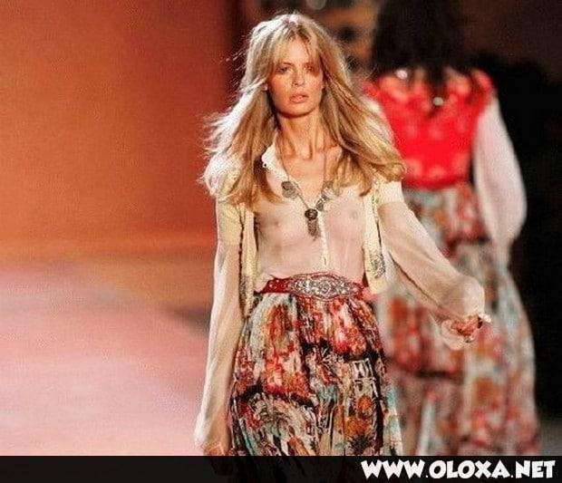 passarela lugar perfeito para mostrar os peitos 28