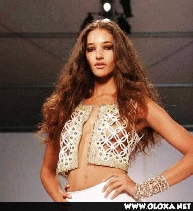 passarela lugar perfeito para mostrar os peitos 3