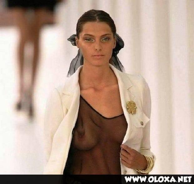 passarela lugar perfeito para mostrar os peitos 31