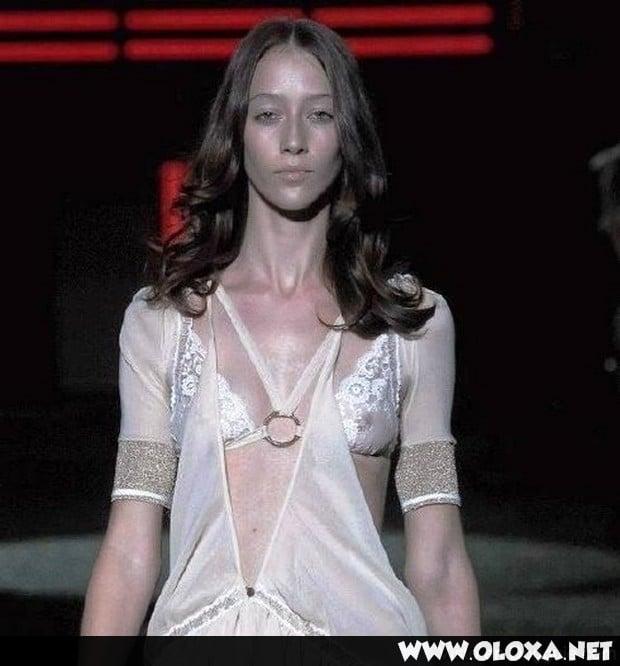 passarela lugar perfeito para mostrar os peitos 34