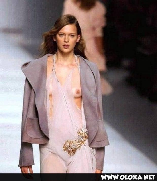 passarela lugar perfeito para mostrar os peitos 36