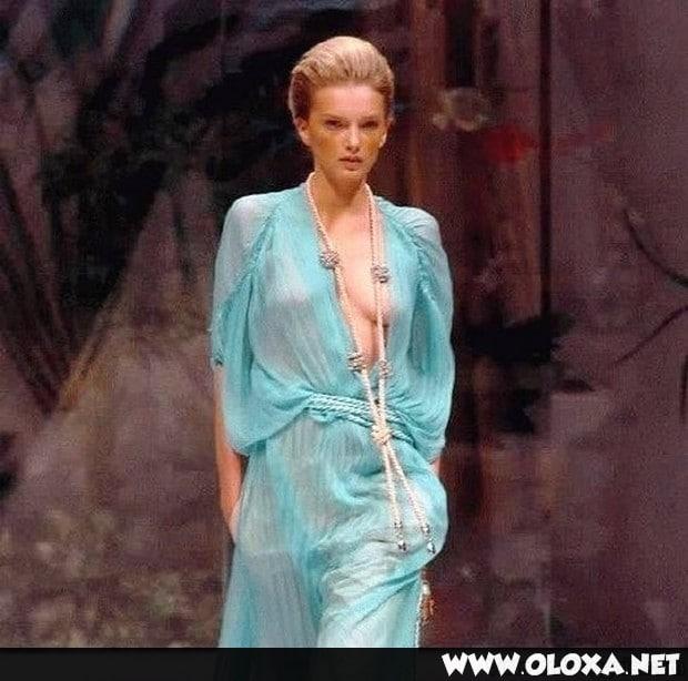 passarela lugar perfeito para mostrar os peitos 4