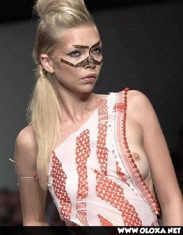 passarela lugar perfeito para mostrar os peitos 5