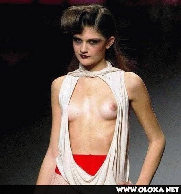 passarela lugar perfeito para mostrar os peitos 6