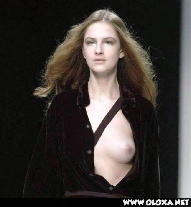 passarela lugar perfeito para mostrar os peitos 8