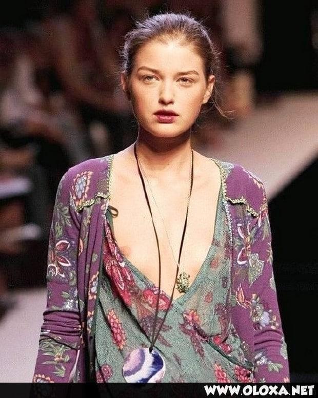 passarela lugar perfeito para mostrar os peitos 9