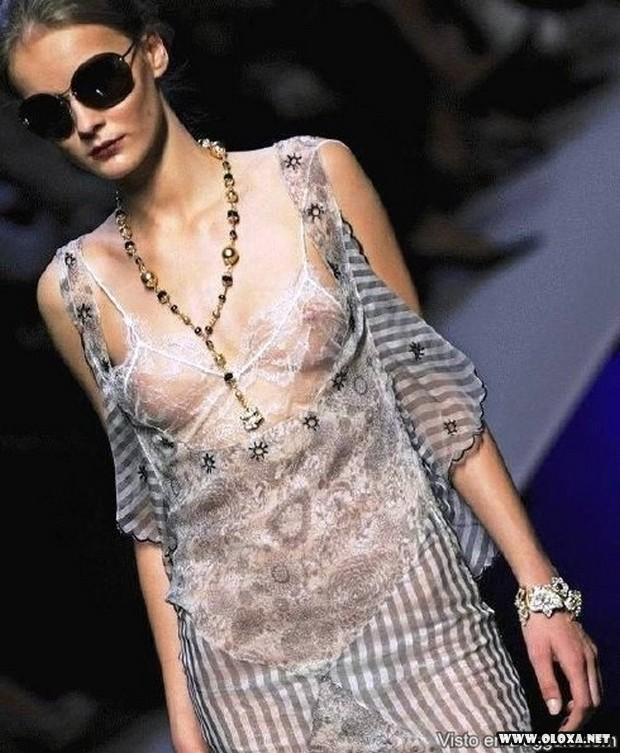 passarela lugar perfeito para se mostrar as tetas 111