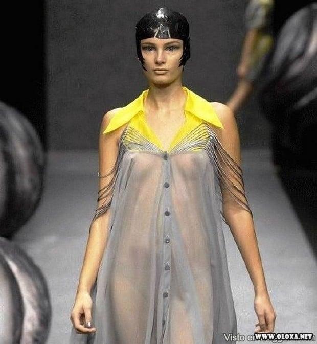 passarela lugar perfeito para se mostrar as tetas 16