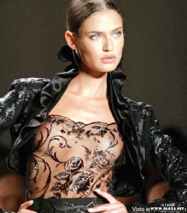 passarela lugar perfeito para se mostrar as tetas 17