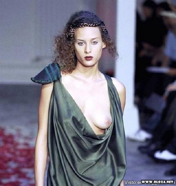 passarela lugar perfeito para se mostrar as tetas 20