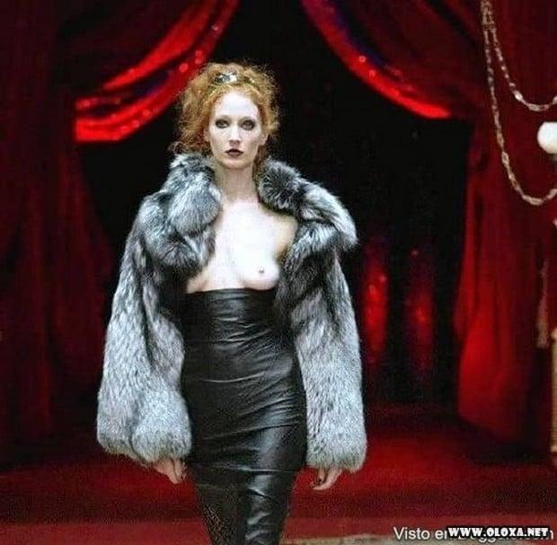 passarela lugar perfeito para se mostrar as tetas 21