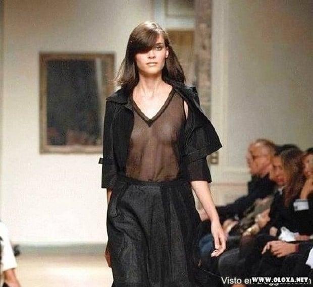 passarela lugar perfeito para se mostrar as tetas 211