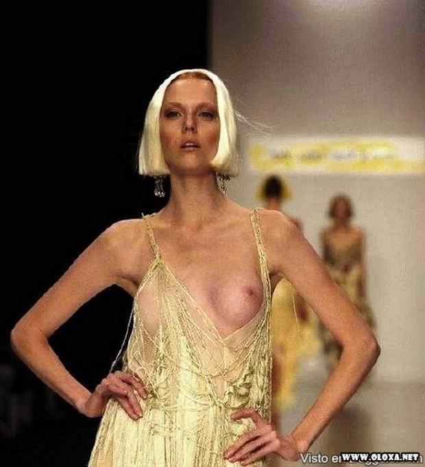 passarela lugar perfeito para se mostrar as tetas 24