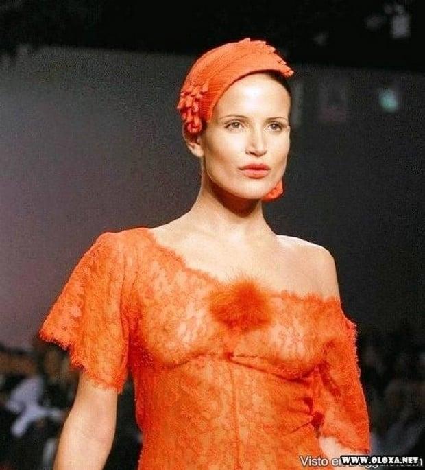 passarela lugar perfeito para se mostrar as tetas 25