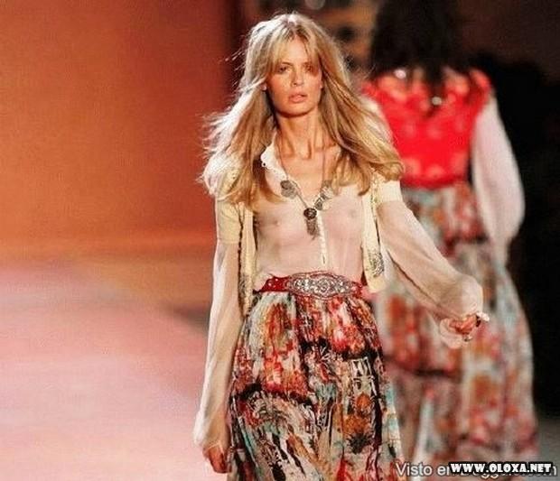 passarela lugar perfeito para se mostrar as tetas 28