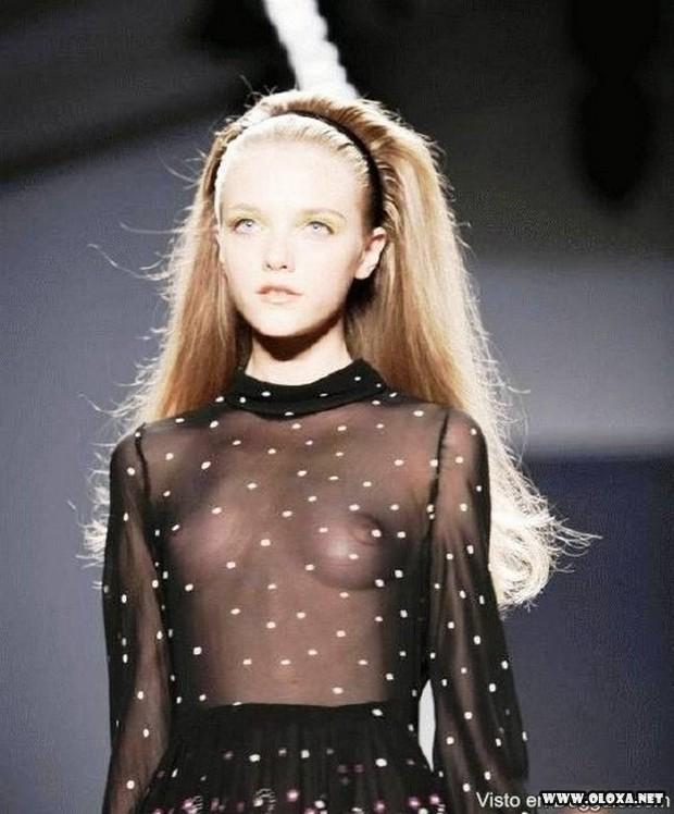 passarela lugar perfeito para se mostrar as tetas 29