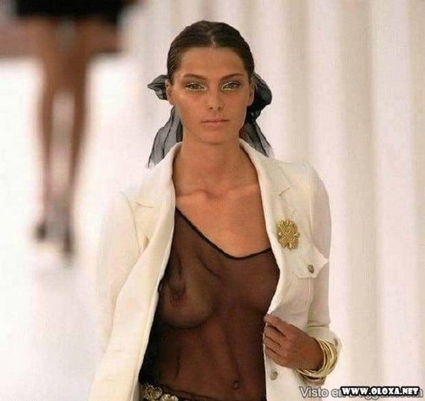 passarela lugar perfeito para se mostrar as tetas 311