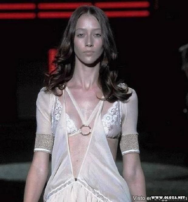 passarela lugar perfeito para se mostrar as tetas 34