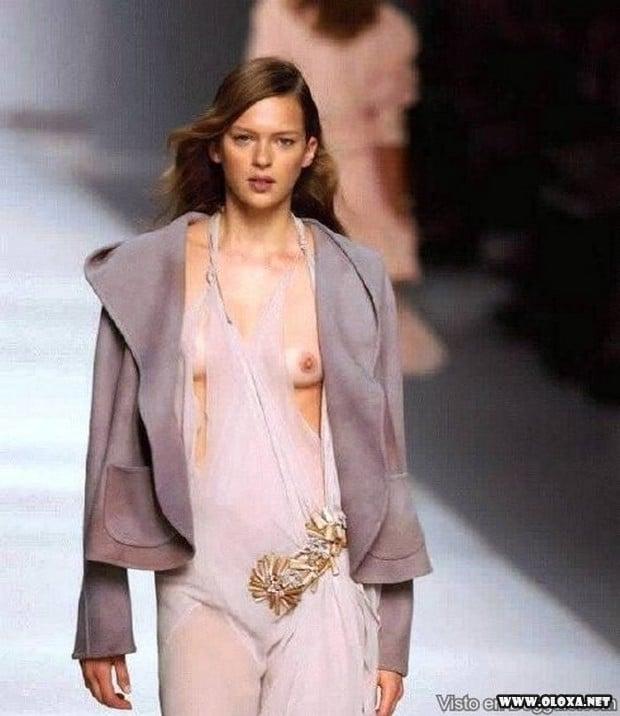 passarela lugar perfeito para se mostrar as tetas 36