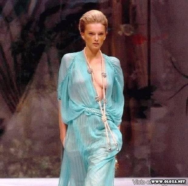 passarela lugar perfeito para se mostrar as tetas 41