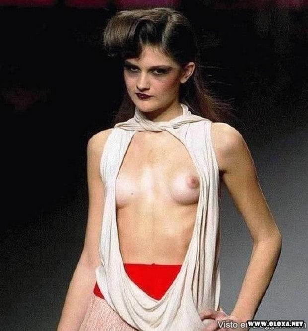 passarela lugar perfeito para se mostrar as tetas 61