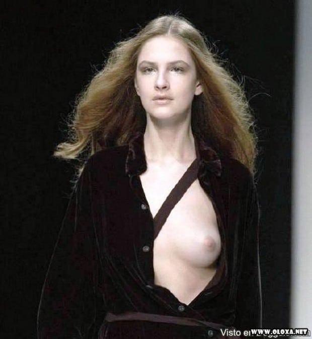 passarela lugar perfeito para se mostrar as tetas 81