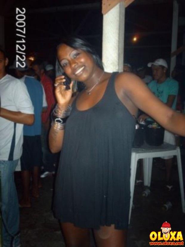 Sensualidade feita com espelho embaçado e toalha pendurada.