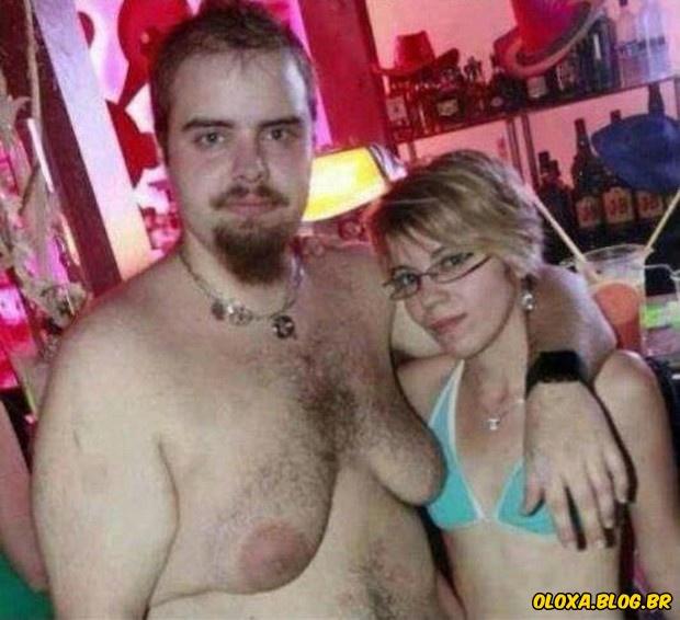 Ela de biquíni… ele de peito livre e saltitante. Justiça?