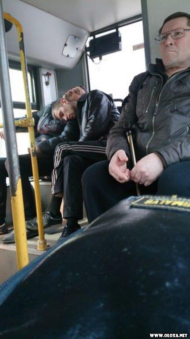 Dormir na pedra, na escada ou pendurado: o corpo cansado e o cérebro que já desistiu