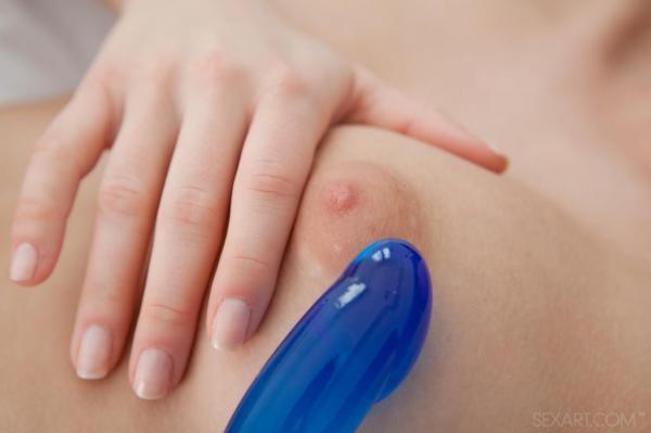 Famosa atriz porno se masturbando em casa.