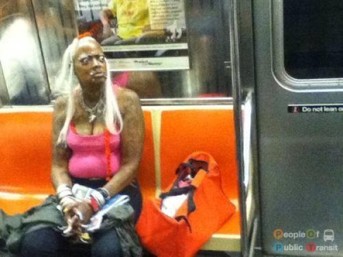 pessoas bizarras em metrô (11)