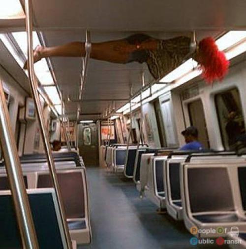 pessoas bizarras em metrô (12)