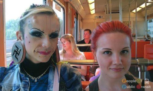 pessoas bizarras em metrô (13)