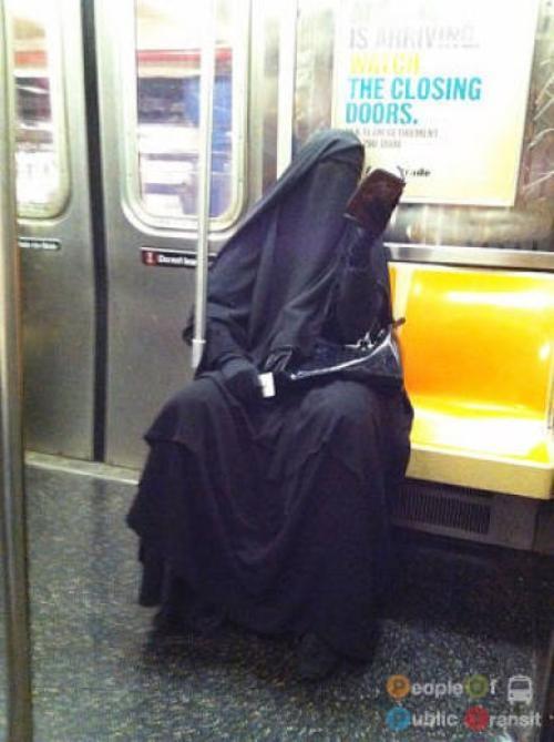 pessoas bizarras em metrô (14)