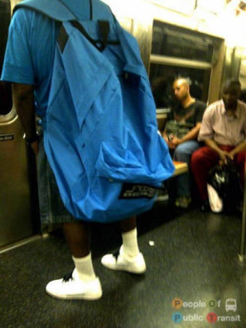 pessoas bizarras em metrô (15)
