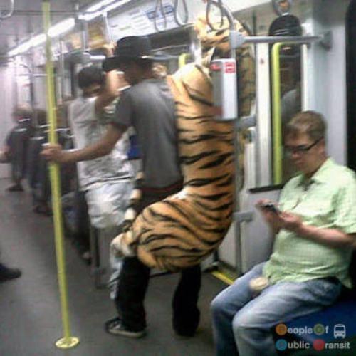 pessoas bizarras em metrô (16)