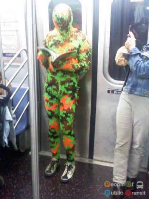 pessoas bizarras em metrô (18)